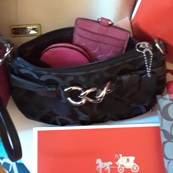 Coach wristlet with silver hardware - Picture 6 of 11